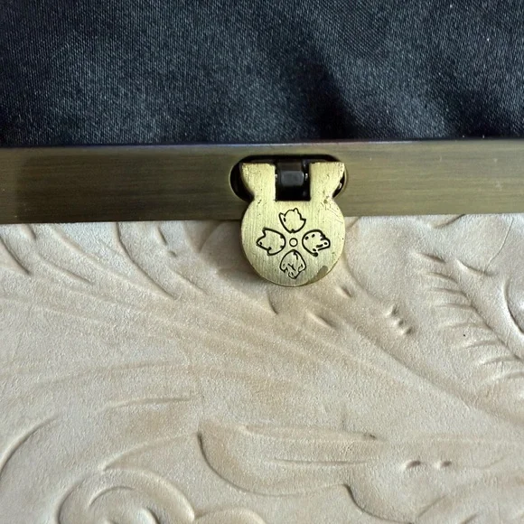 Elegant Cream Floral Embossed Clutch - Picture 2 of 7